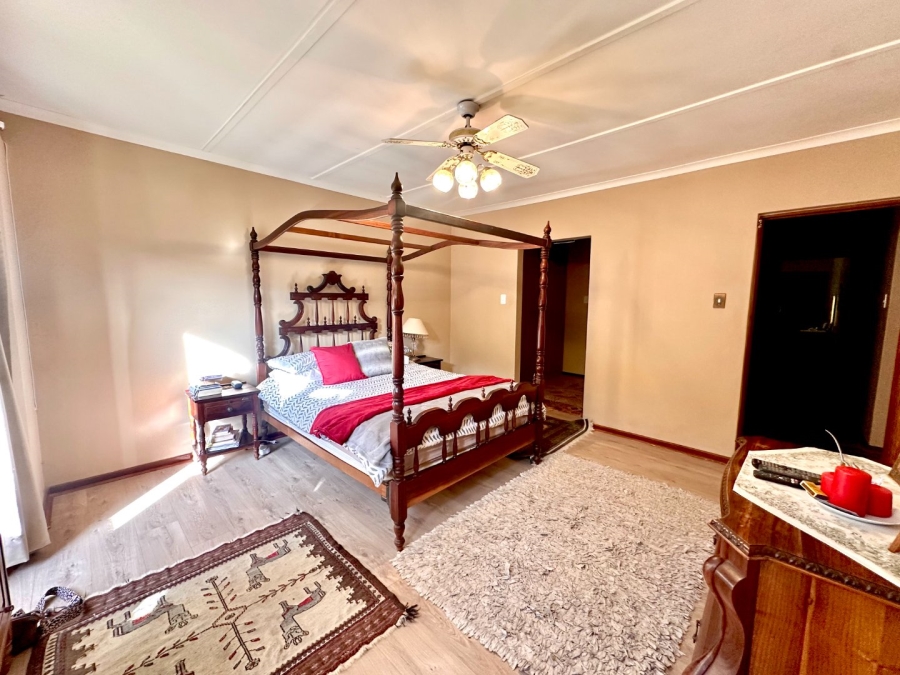 4 Bedroom Property for Sale in Glen Barrie Western Cape